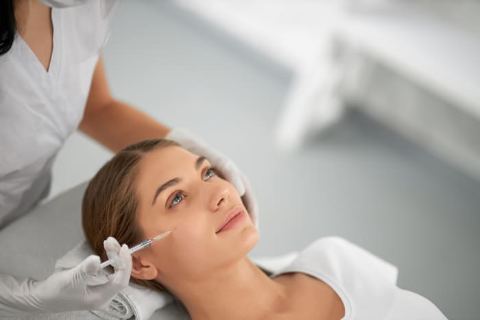 Esteticista aplicando Skin Booster em paciente.